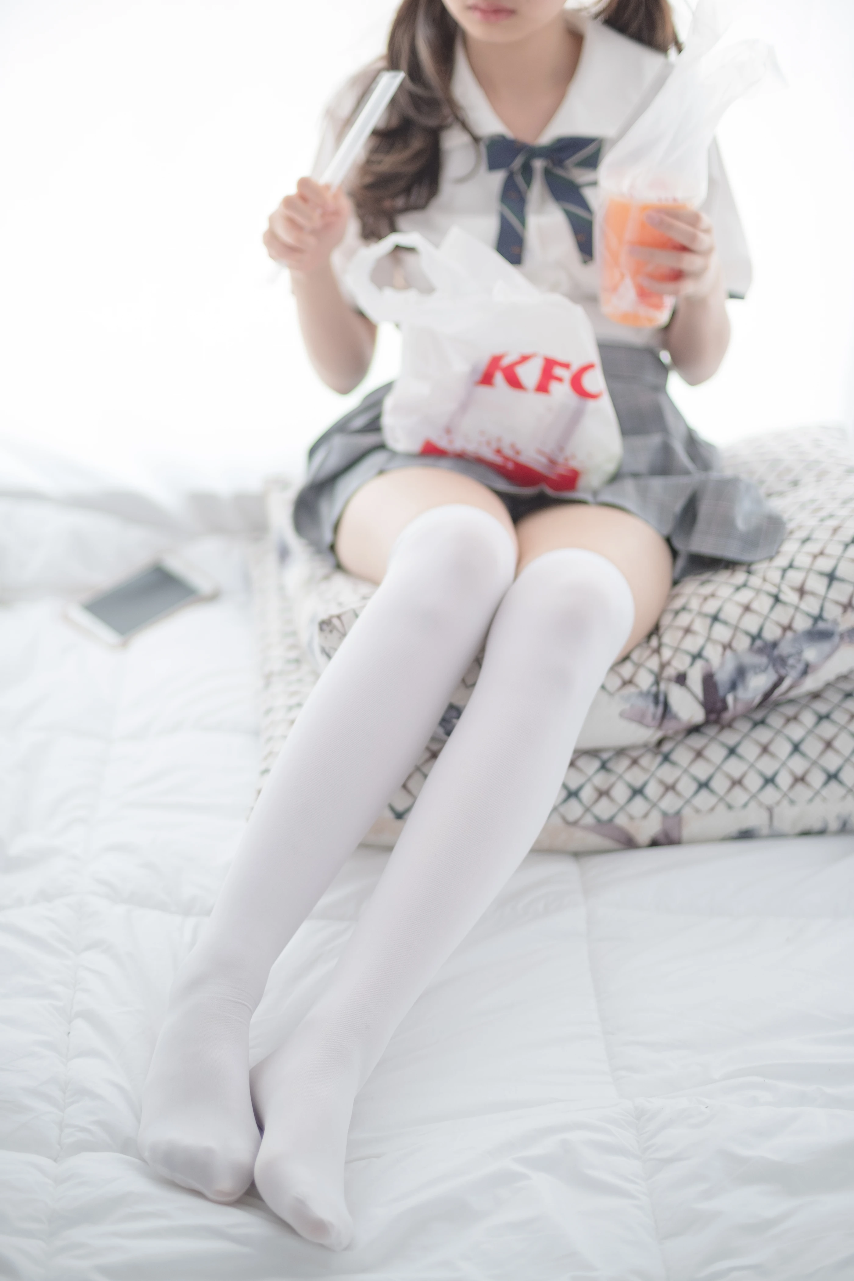 森萝财团 [R15-009] 床上JK白丝 [84P]插图5